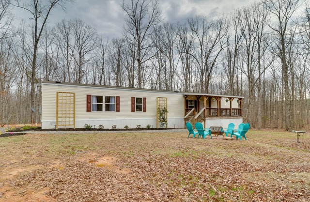 Cozy Louisa Cottage Stay w/ Fire Pit!