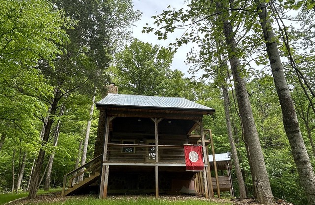 Cozy Love Shack: Rustic Log Cabin, Outdoor Living Room/Treehouse, & Fireplaces