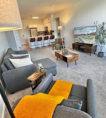 Cozy Luxurious Spacious Apt with Valley View, Attached Garage,Pool,24-Hour Gym, 3 TV