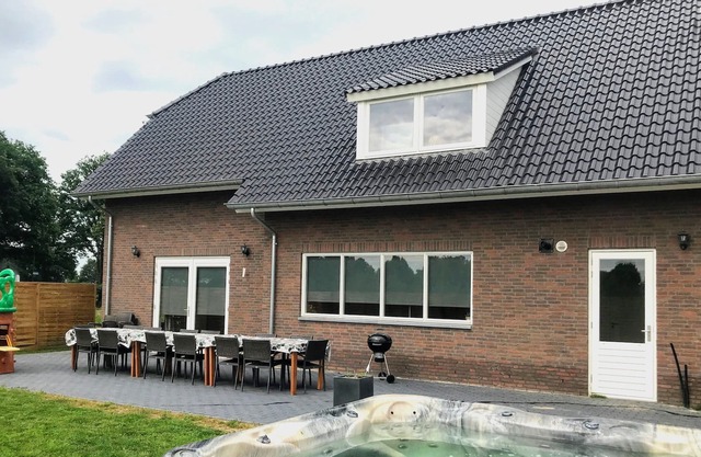 Cozy Luxury Holiday Home With Jacuzzi!