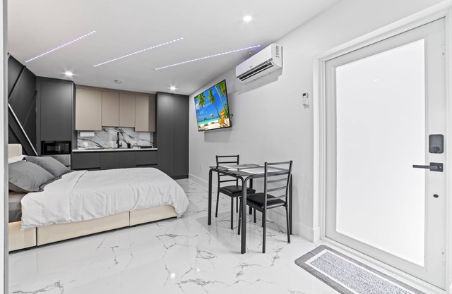 Cozy Luxury Room. Luxurious studio retreat with sleek design.