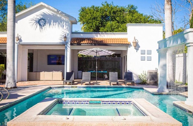 Cozy Mansion/Pool & Jacuzzi/Cinema/Game Room