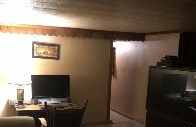 Cozy Manufactured Home with lake and public pool