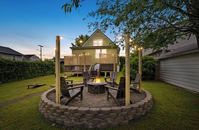 Cozy Mid-Century Home/Hot Tub Game Room Sleeps 14