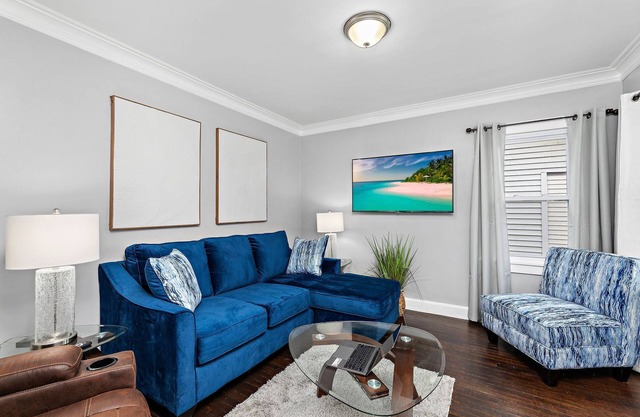 Cozy midtown home 10 minutes to downtown Kansas City.
