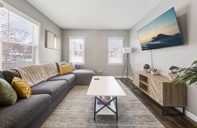 Cozy & Modern 5bd/2ba | Minutes from MOA & Airport