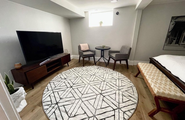 Cozy, modern apartment in downtown PTBO