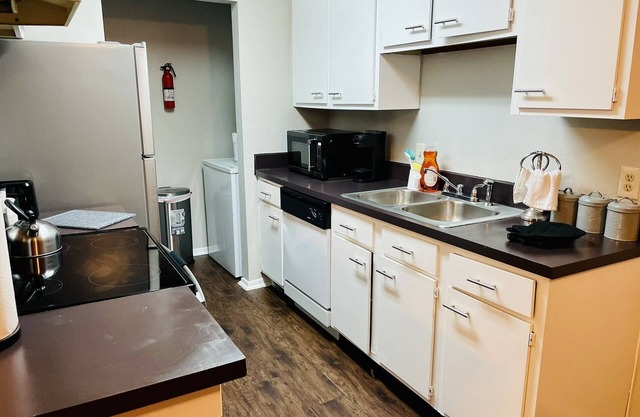 Cozy modern duplex, close to downtown.