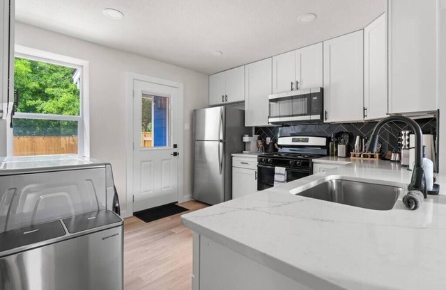 Cozy Modern Getaway-Near Major Hotspots & Downtown