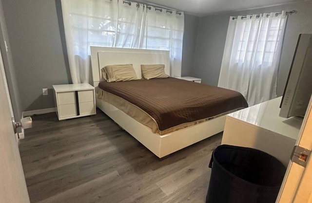 Cozy Modern Home Near Skydiving & Local Fun, Peaceful Family Getaway