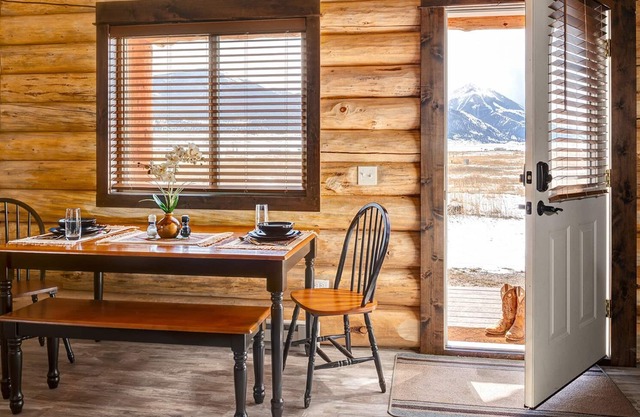 Cozy Modern Log Cabin - Stunning Views!