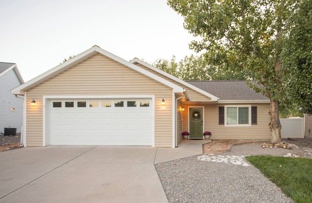 Cozy Montrose Home near to the National parks and Montrose airport.