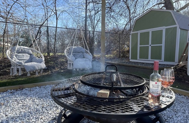 Cozy Mosaic Cottage minutes from Lake Erie!