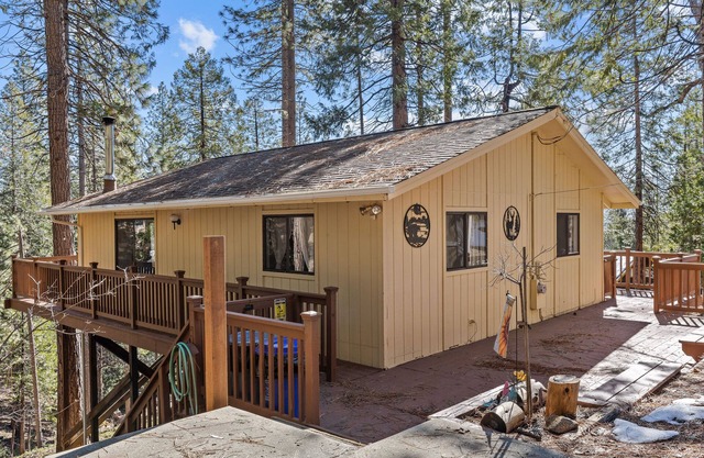 Cozy mountain cabin w/deck, Washer Dryer, gas grill, dog-friendly
