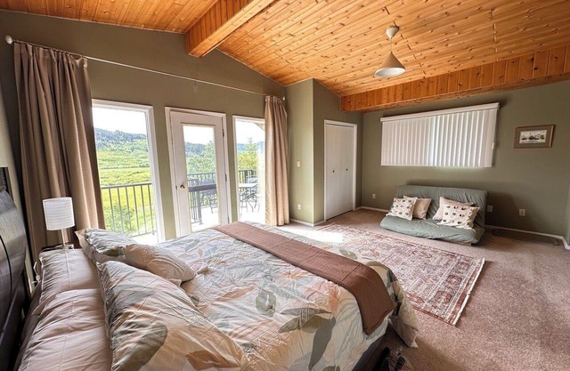 Cozy Mountain home with easy access to all of the Castle region!