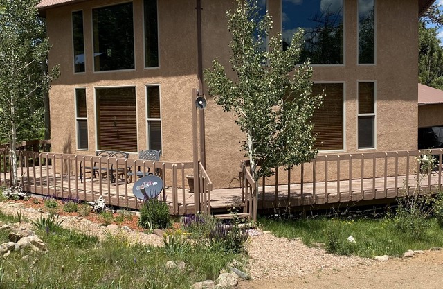 Cozy Mountain Home. 360 Mountain Views. Walking distance to Nat'l Forest trails.