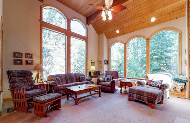 Cozy Mountain Home w/Large Deck & Game Room - Minutes to Shaver Lake Village