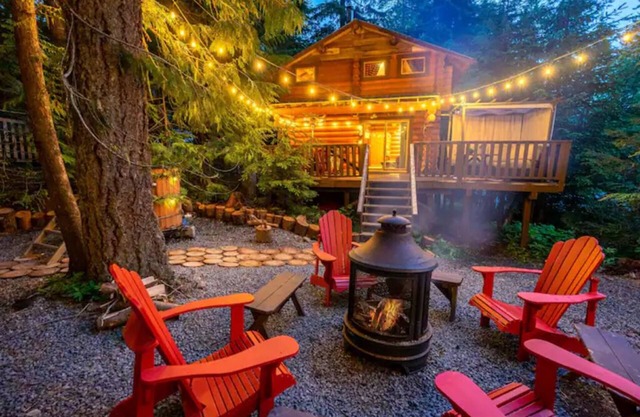 Cozy Mountain Log Cabin w/Cedar Tub and Sauna!