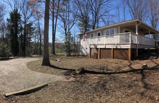 Cozy mountain retreat. Convenient to downtown.