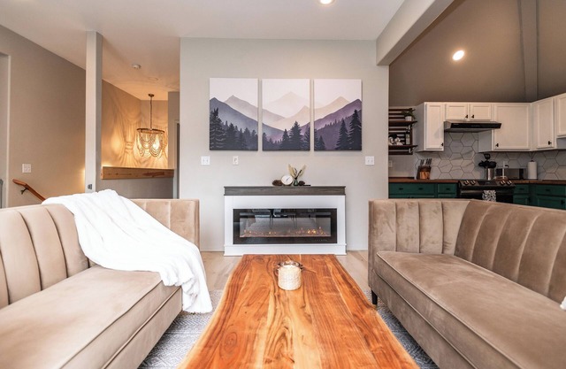 Cozy Mountain Retreat: Hot Tub, Game Room, Gym/Sauna, Perfect for Fall Getaways