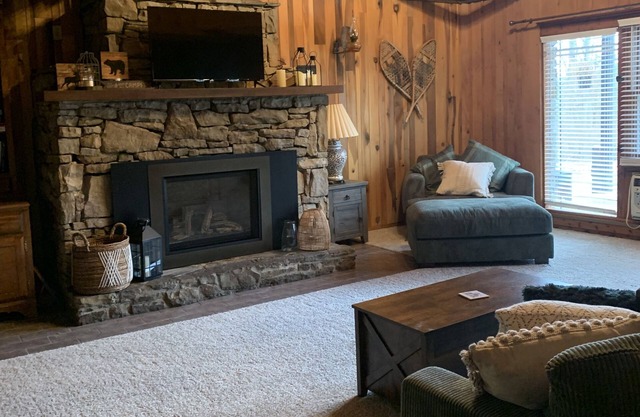 Cozy mountain retreat for large families with a pond and many open spaces.