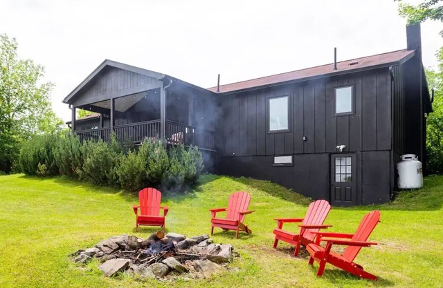 Cozy mountain top home - breathtaking views, 5 acres & a gym.