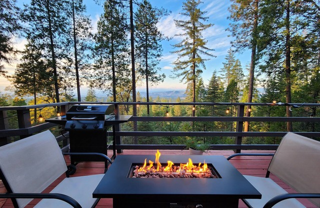 Cozy Mountain View Cabin on a private road near Lassen Park and Burney Falls.