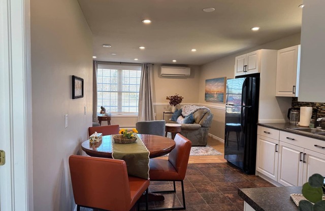 Cozy Mountainview Bungalow. French Fishing Village. Whale Watching tours.