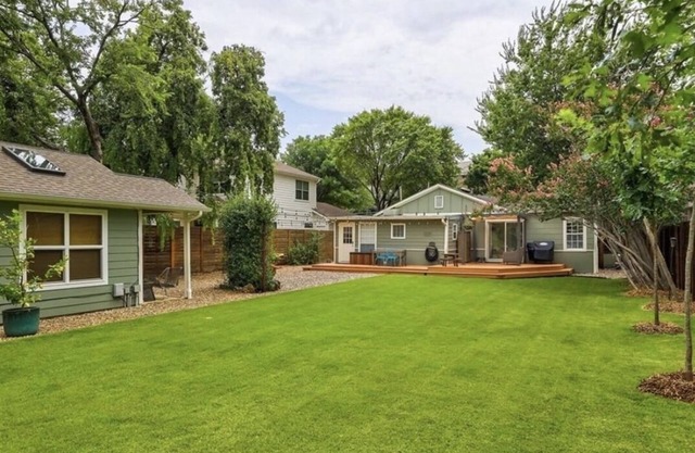 Cozy Multi-Property Bungalow in Central Austin - Cowboy pool