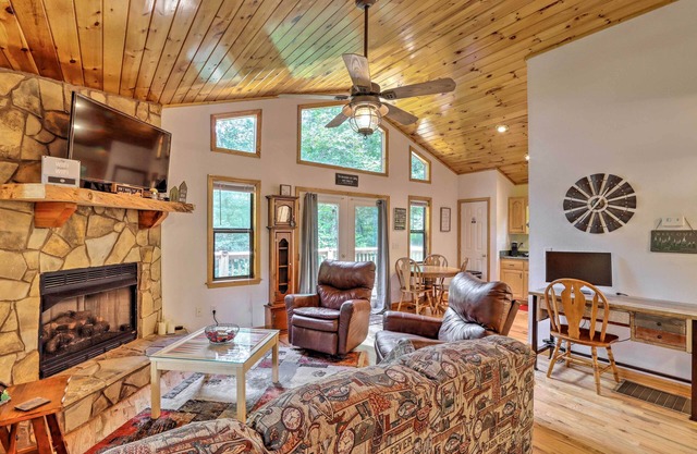 Cozy Murphy Cabin Retreat w/Deck & Fire Pit!