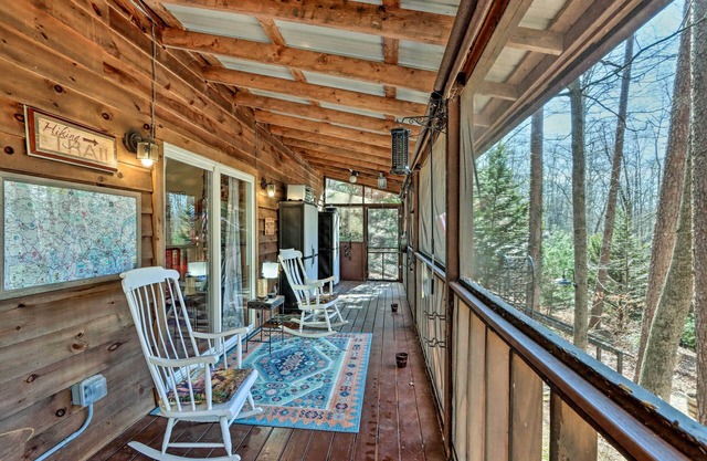 Cozy Murphy Cabin w/Fire Pit + Deck