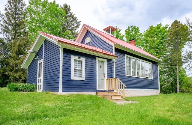 Cozy Naples School House. Book your Finger Lakes retreat today! Skiing,WineTrail