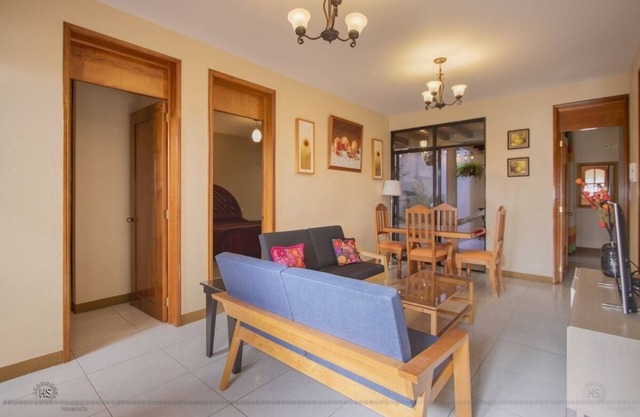 Cozy neighborhood Apartment 10 minutes walking from Downtown