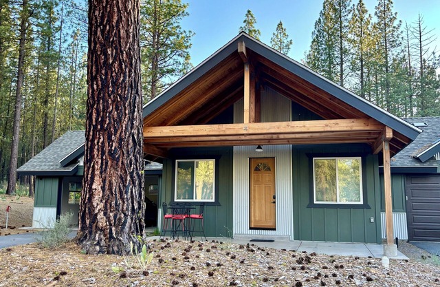 Cozy New Cabin. Walking distance to wedding venue, Chalet View Lodge!