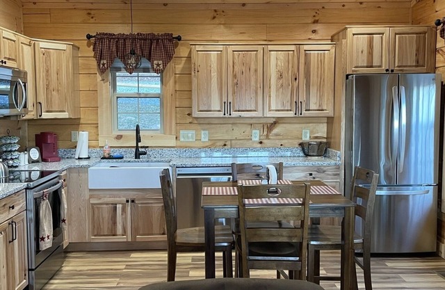Cozy New Log Cabin private setting with Mountain Views all year round