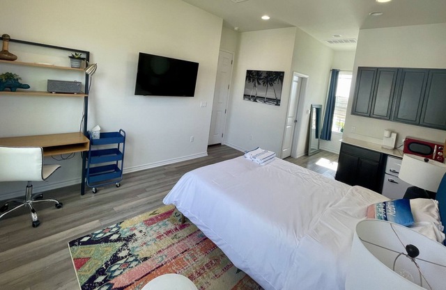 Cozy, new, private guest suite in southeast Austin