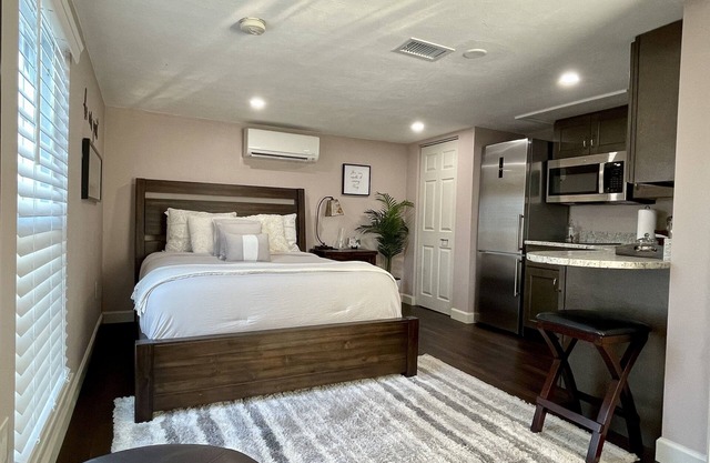 Cozy Newly Remodeled Studio Apt-5 miles from the Famous Siesta Key Beach!🏝