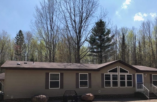 Cozy Northwoods Retreat! Great for relaxing and trail riding!