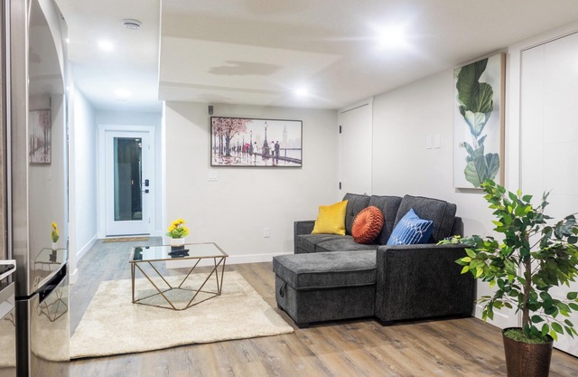 Cozy NW Calgary Suite—Private, Modern, Family & Pet Friendly