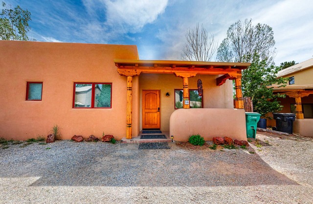 Cozy Oasis Near Taos Plaza w/Private Backyard & Grill - Drive to Ski Valley