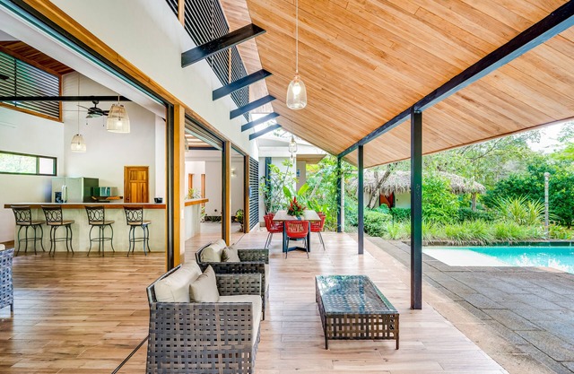 Cozy oasis with lush yard, private pool, full kitchen & washer/dryer