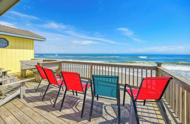 Cozy Oceanfront Cottage w/Books, Games, TVs, Stunning Views. Right on the Beach