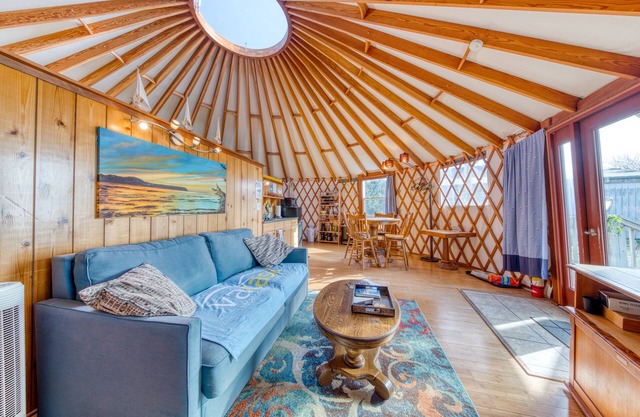 Cozy Oceanfront Yurt with Private Hot Tub - Dogs Welcome