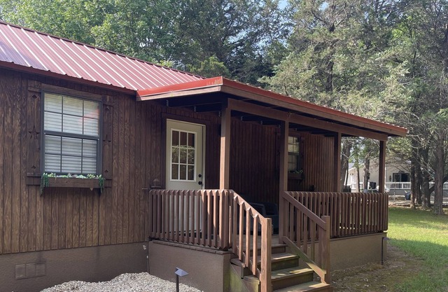 Cozy one bedroom cabin located near Lake Texoma and Mill Creek Marina Resort