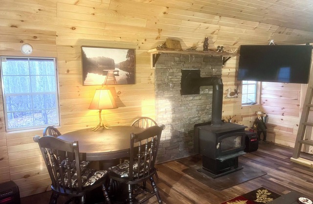 Cozy one-bedroom cabin nestled in the woods beside Stonewall Jackson Resort.
