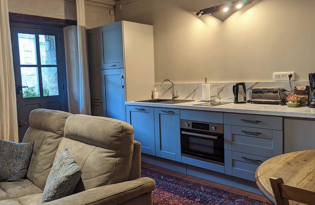 Cozy, one-bedroom, fenced garden, communal pool, couples