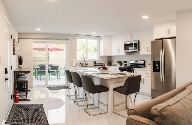 Cozy One BR House, King Size bed and Full kitchen