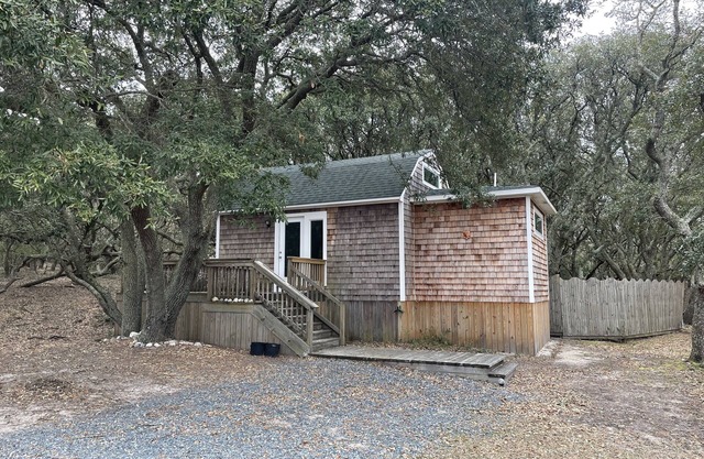 Cozy open space cabin-under oaks on a 10 acre estate near beach