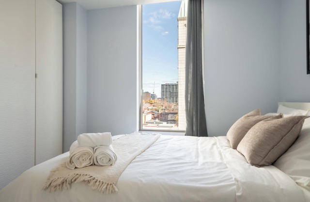 Cozy Parisian Suite Close to the St. Lawrence Market & Toronto's Top Attractions