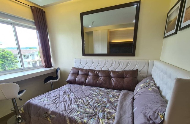 Cozy Penthouse 55" TV WFH setup w/ Netflix